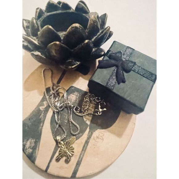 FLOPPY BUNNY NECKLACE - Picture 3 of 6